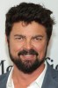 photo Karl Urban (voz)